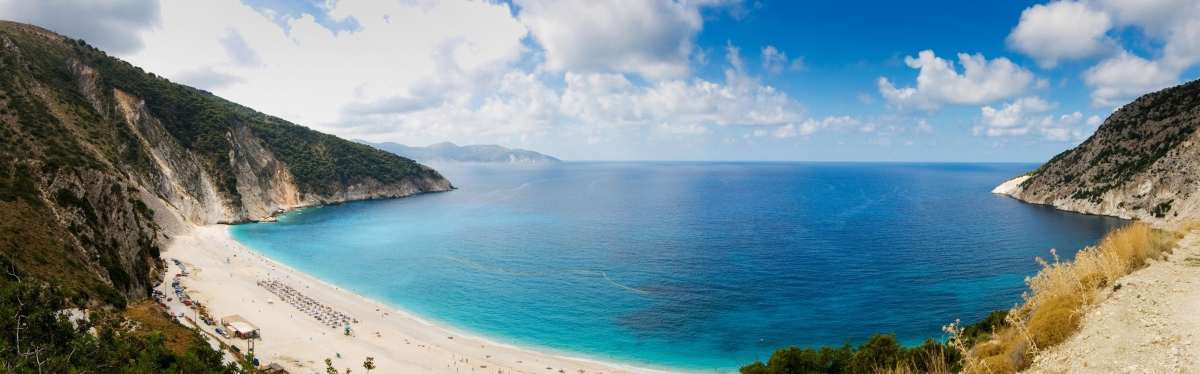 Myrtos Beach Panorama auf Kefalonia Griechenland (Jonathan Benson)  [flickr.com]  CC BY 
Información sobre la licencia en 'Verificación de las fuentes de la imagen'